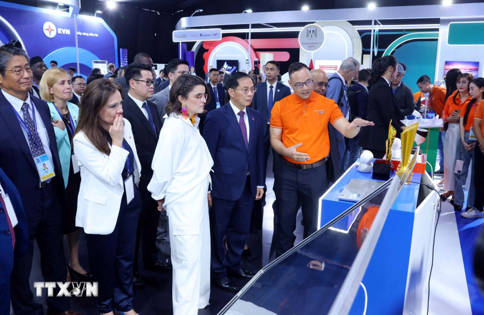 Phó Thủ tướng Bùi Thanh Sơn và các đại biểu tham quan Triển lãm Công nghệ do Hiệp hội An ninh mạng quốc gia chủ trì. (Ảnh: Phạm Kiên/TTXVN)