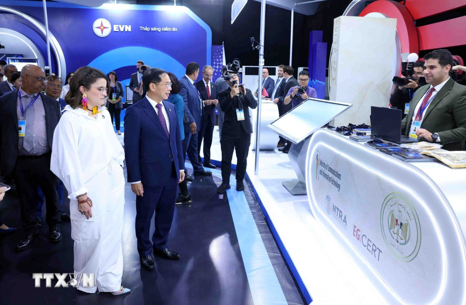 Phó Thủ tướng Bùi Thanh Sơn và các đại biểu tham quan Triển lãm Công nghệ do Hiệp hội An ninh mạng quốc gia chủ trì. (Ảnh: Phạm Kiên/TTXVN)