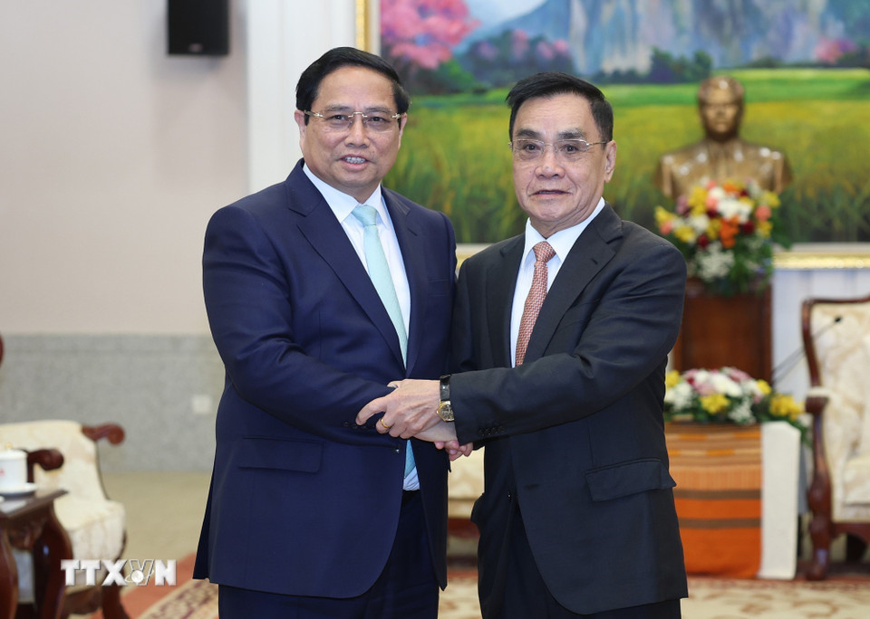 Thủ tướng Phạm Minh Chính gặp nguyên Thủ tướng, nguyên Chủ tịch Quốc hội Lào Thongsing Thammavong. (Ảnh: Dương Giang/TTXVN)