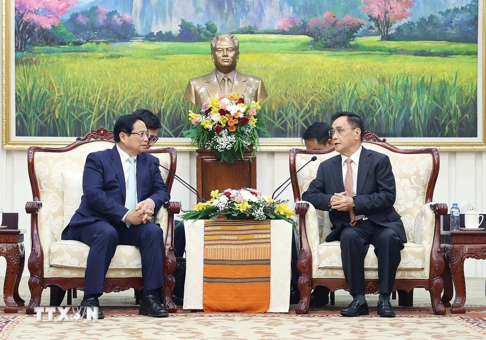 Thủ tướng Phạm Minh Chính gặp nguyên Thủ tướng, nguyên Chủ tịch Quốc hội Lào Thongsing Thammavong. (Ảnh: Dương Giang/TTXVN)