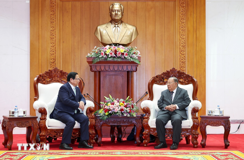 Thủ tướng Phạm Minh Chính gặp nguyên Tổng Bí thư, Chủ tịch nước Lào Bounnhang Vorachith. (Ảnh: Dương Giang/TTXVN)