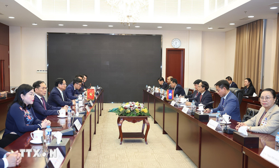 Thủ tướng Phạm Minh Chính gặp đồng chí Bounthong Chitmany, Thường trực Ban Bí thư, Phó Chủ tịch nước Lào. (Ảnh: Dương Giang/TTXVN)