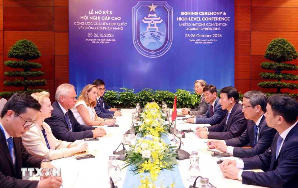 Đại tướng Lương Tam Quang, Bộ trưởng Bộ Công an tiếp ngài Kaspersky Evgeny Valentinovich, Tổng giám đốc điều hành Công ty Kaspersky của Liên bang Nga. (Ảnh: Phạm Kiên/TTXVN)