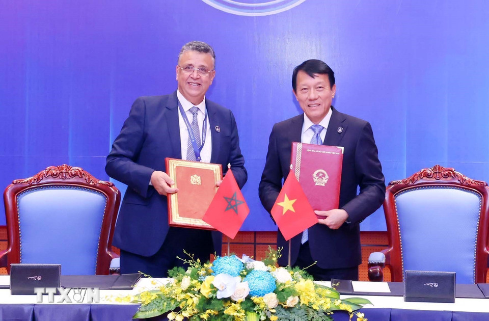 Đại tướng Lương Tam Quang, Bộ trưởng Công an và Bộ trưởng Bộ Tư pháp Maroc Abdellatif Ouahbi ký kết hiệp định dẫn độ giữa nước Cộng hòa xã hội chủ nghĩa Việt Nam và Chính phủ Vương quốc Maroc. (Ảnh: Phạm Kiên/TTXVN)