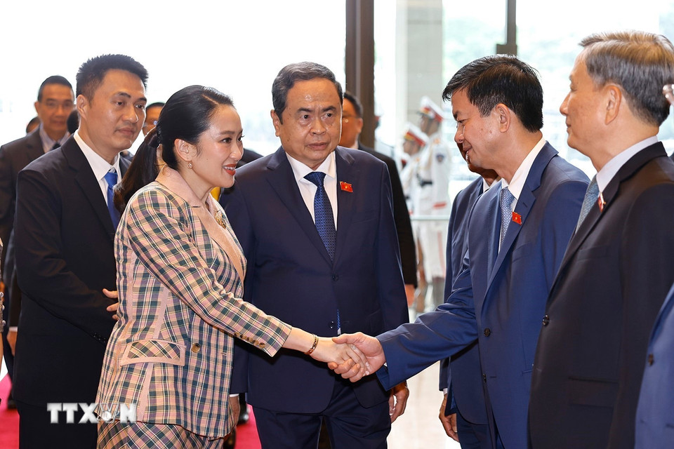 Chủ tịch Quốc hội Trần Thanh Mẫn giới thiệu thành viên đoàn Việt Nam với Thủ tướng Thái Lan Paetongtarn Shinawatra. (Ảnh: Doãn Tấn/TTXVN)