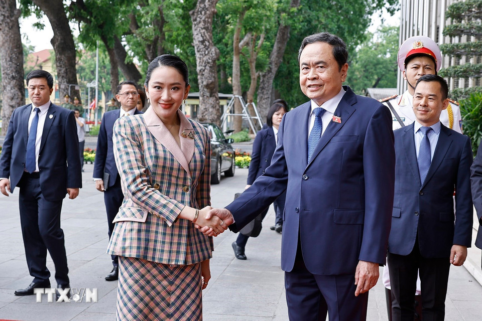 Chủ tịch Quốc hội Trần Thanh Mẫn đón Thủ tướng Thái Lan Paetongtarn Shinawatra. (Ảnh: Doãn Tấn/TTXVN)
