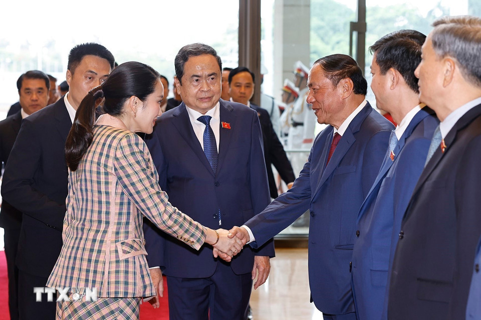 Chủ tịch Quốc hội Trần Thanh Mẫn giới thiệu thành viên đoàn Việt Nam với Thủ tướng Thái Lan Paetongtarn Shinawatra. (Ảnh: Doãn Tấn/TTXVN)