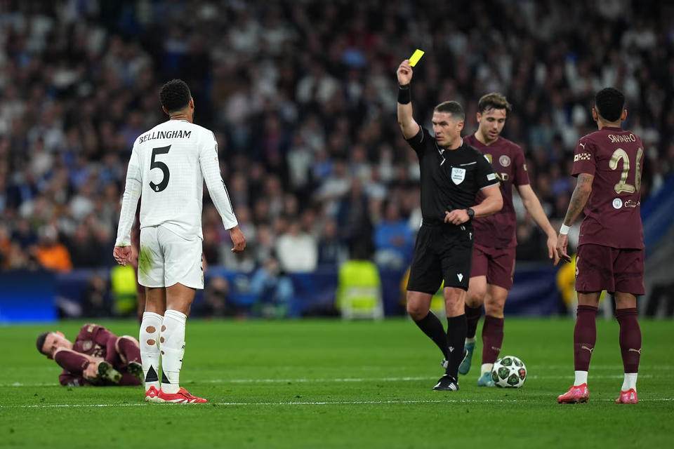 Jude Bellingham nhận thẻ vàng sau pha phạm lỗi với đối phương. (Nguồn: Getty Images)
