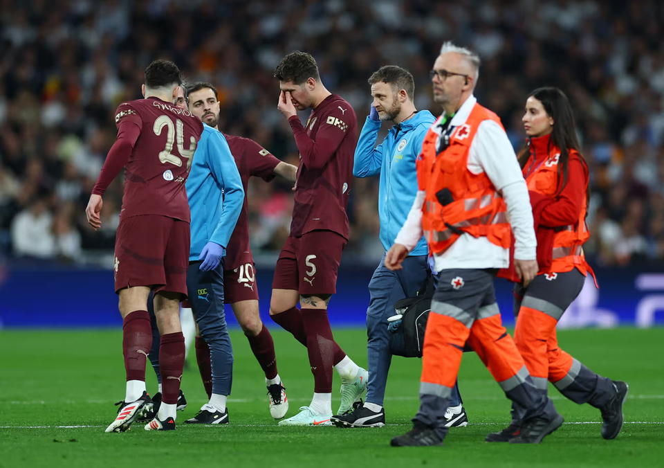 Không chỉ có bàn thắng sớm, Real còn hưởng lợi khi trụ cột John Stones của Man City sớm rời sân vì chấn thương. (Nguồn: Reuters)