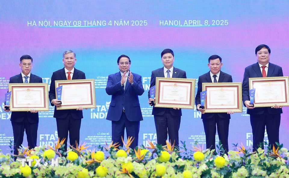 Thủ tướng Phạm Minh Chính trao Bằng khen tặng các tỉnh, thành phố có thành tích trong việc đánh giá kết quả thực hiện các hiệp định thương mại tự do năm 2024. (Ảnh: Dương Giang/TTXVN)