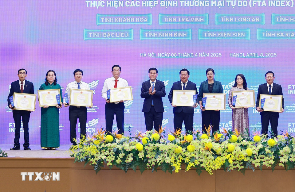 Bộ trưởng Bộ Công Thương Nguyễn Hồng Diên trao Bằng khen cho các tỉnh, thành phố có thành tích tốt trong việc đánh giá kết quả thực hiện các hiệp định thương mại tự do năm 2024. (Ảnh: Dương Giang/TTXVN)