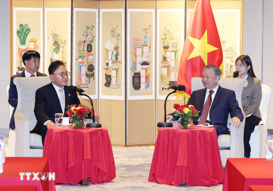 Tổng Bí thư Tô Lâm tiếp nguyên Tổng lãnh sự danh dự Việt Nam tại khu vực Busan Park Soo Kwan. (Ảnh: Thống Nhất/TTXVN)