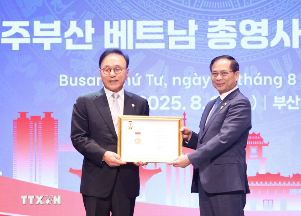 Phó Thủ tướng, Bộ trưởng Ngoại giao Bùi Thanh Sơn trao tặng Kỷ niệm chương "Vì sự nghiệp 80 năm ngành Ngoại giao" cho ông Park Soo Kwan, nguyên Tổng lãnh sự danh dự Việt Nam tại khu vực Busan-Gyeongnam. (Ảnh: Thống Nhất/TTXVN)