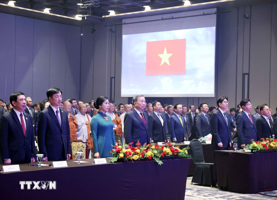 Tổng Bí thư Tô Lâm và Phu nhân cùng các đại biểu tham dự buổi lễ thực hiện nghi thức chào cờ. (Ảnh: Thống Nhất/TTXVN)