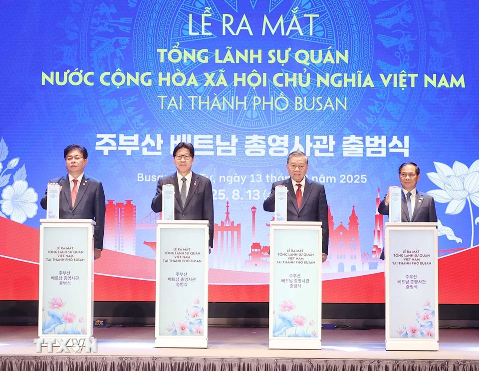 Tổng Bí thư Tô Lâm và các đại biểu thực hiện nghi thức ra mắt Tổng Lãnh sự quán Việt Nam tại thành phố Busan. (Ảnh: Thống Nhất/TTXVN)