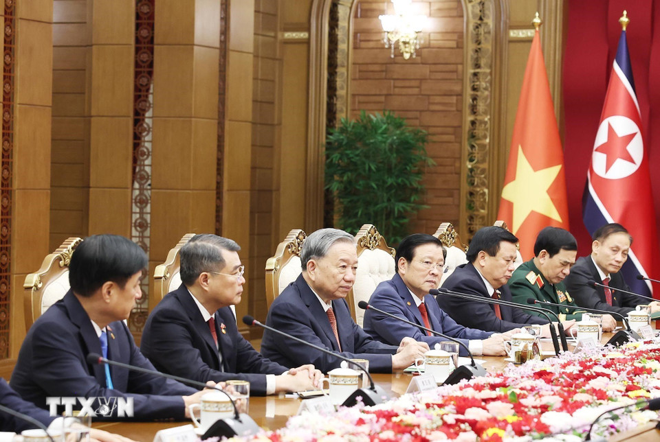 Tổng Bí thư Tô Lâm và Đoàn cấp cao Việt Nam tại cuộc hội đàm với Tổng Bí thư, Chủ tịch Quốc vụ CHDCND Triều Tiên Kim Jong Un. (Ảnh: Thống Nhất/TTXVN)