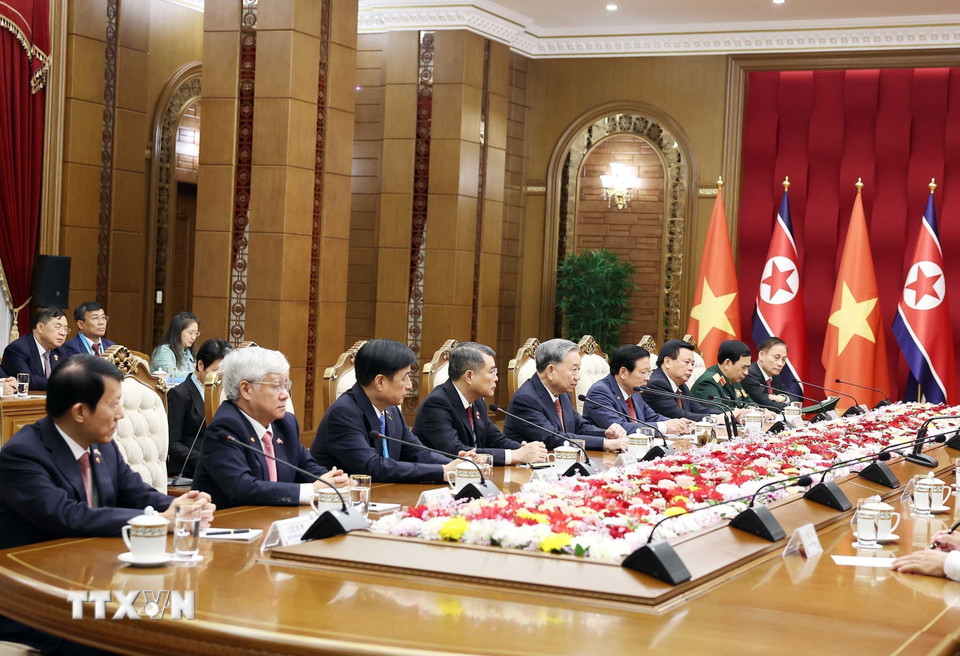 Tổng Bí thư Tô Lâm và Đoàn cấp cao Việt Nam tại cuộc hội đàm với Tổng Bí thư, Chủ tịch Quốc vụ CHDCND Triều Tiên Kim Jong Un. (Ảnh: Thống Nhất/TTXVN)