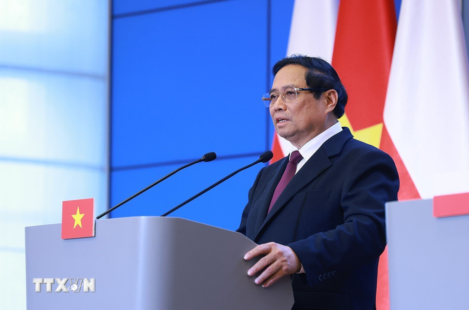 Thủ tướng Phạm Minh Chính phát biểu tại buổi gặp gỡ báo chí hai nước. (Ảnh: Dương Giang/TTXVN)