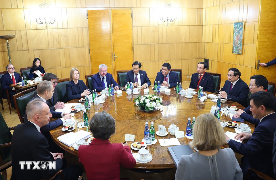 Thủ tướng Phạm Minh Chính hội đàm với Thủ tướng Cộng hòa Ba Lan Donald Tusk. (Ảnh: Dương Giang/TTXVN)