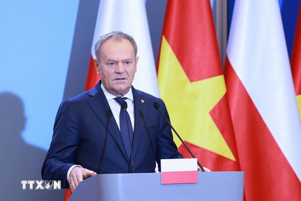 Thủ tướng Cộng hòa Ba Lan Donald Tusk phát biểu tại buổi gặp gỡ báo chí hai nước. (Ảnh: Dương Giang/TTXVN)
