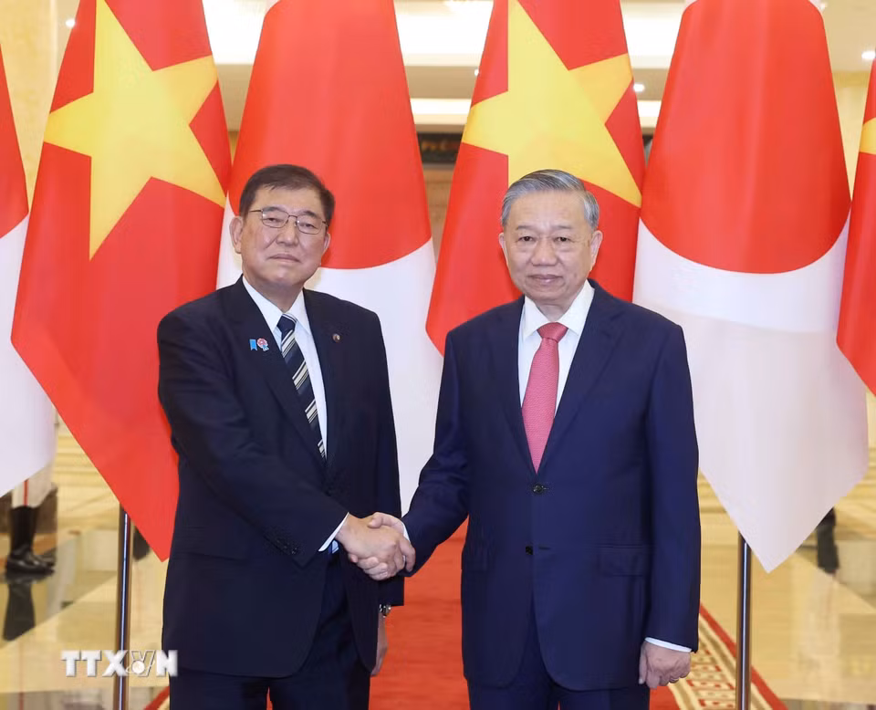 Tổng Bí thư Tô Lâm và Chủ tịch đảng Dân chủ Tự do, Thủ tướng Nhật Bản Ishiba Shigeru. (Ảnh: Thống Nhất/TTXVN)