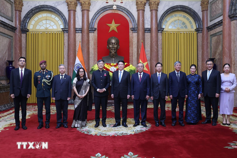 Chủ tịch nước Lương Cường với Đại sứ Ấn Độ tại Việt Nam Tshering Wangchuk Sherpa và các đại biểu. (Ảnh: Lâm Khánh/TTXVN)