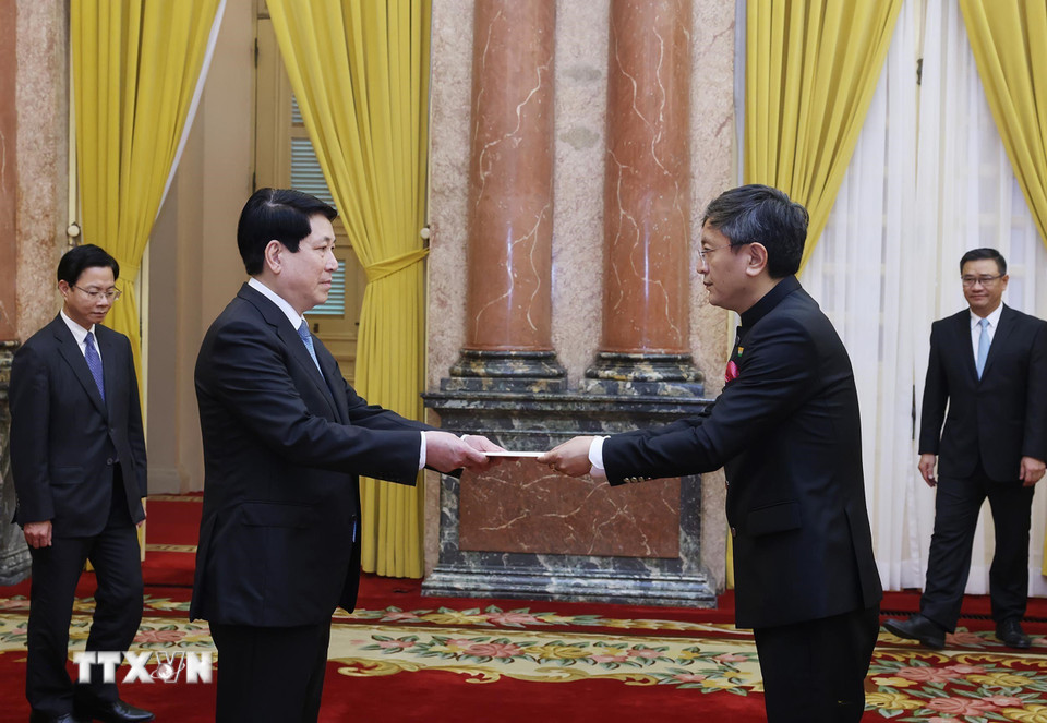 Chủ tịch nước Lương Cường nhận Quốc thư từ Đại sứ Ấn Độ tại Việt Nam Tshering Wangchuk Sherpa. (Ảnh: Lâm Khánh/TTXVN)