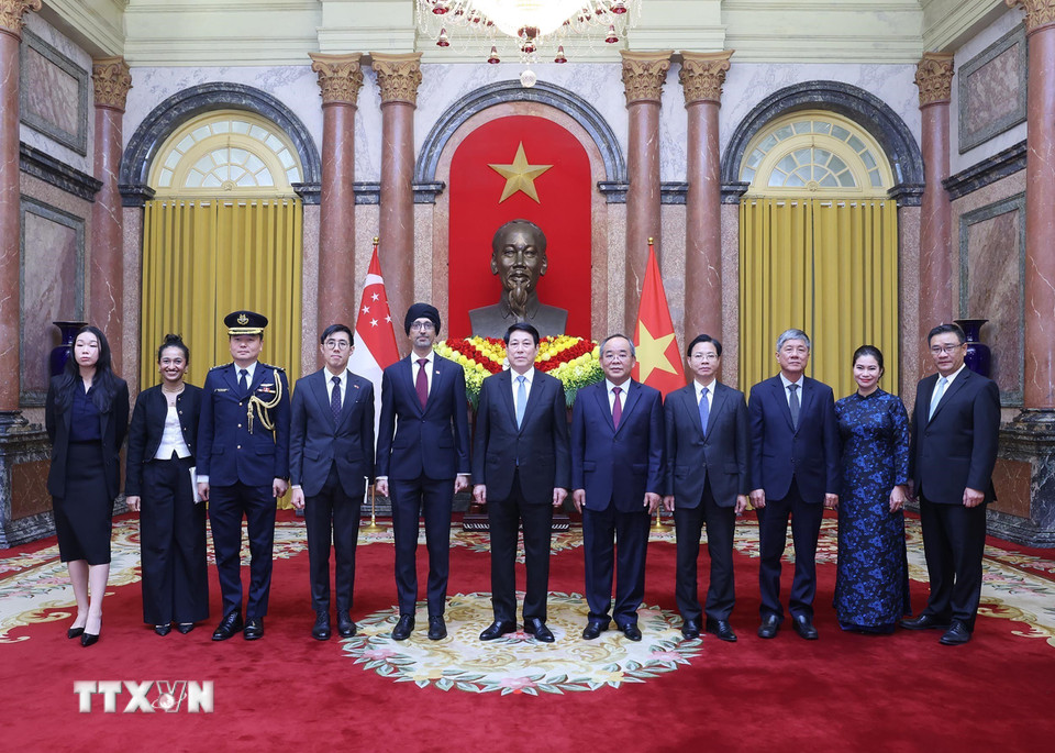 Chủ tịch nước Lương Cường và Đại sứ Cộng hòa Singapore Rajpal Singh cùng đại biểu. (Ảnh: Lâm Khánh/TTXVN)