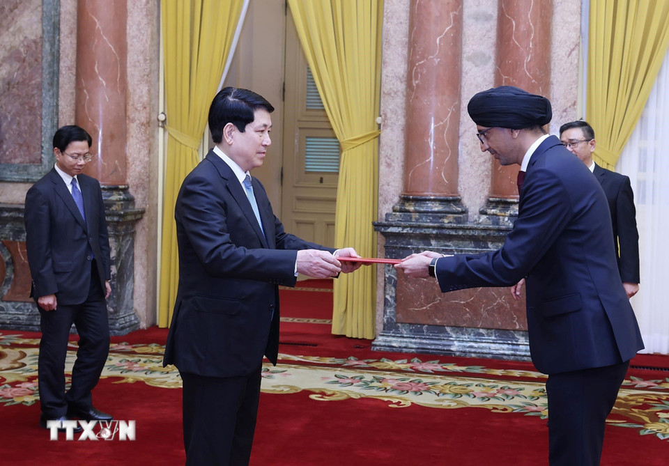 Chủ tịch nước Lương Cường nhận Quốc thư từ Đại sứ Cộng hòa Singapore tại Việt Nam Rajpal Singh. (Ảnh: Lâm Khánh/TTXVN)