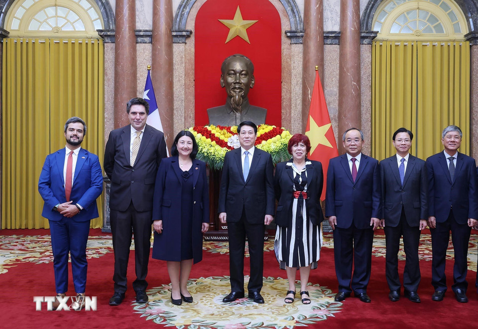 Chủ tịch nước Lương Cường với Đại sứ Cộng hòa Chile tại Việt Nam Nasly Isabel Bernal Prado và các đại biểu. (Ảnh: Lâm Khánh/TTXVN)