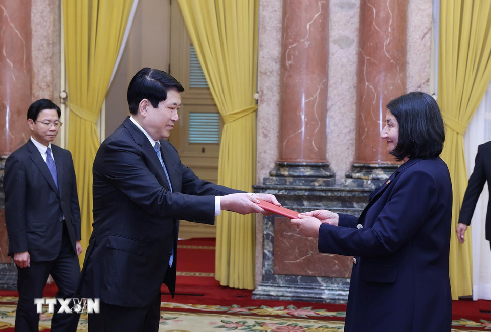 Chủ tịch nước Lương Cường nhận Quốc thư từ Đại sứ Cộng hòa Chile tại Việt Nam Nasly Isabel Bernal Prado. (Ảnh: Lâm Khánh/TTXVN)