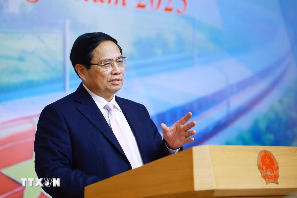 Thủ tướng Phạm Minh Chính chủ trì cuộc họp đôn đốc các dự án đường cao tốc. (Ảnh: Dương Giang/TTXVN)