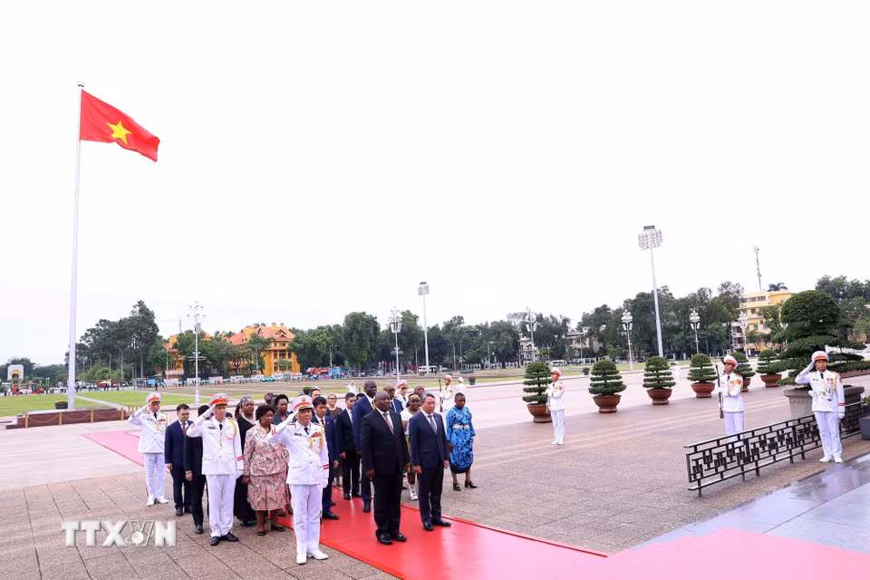 Tổng thống nước Cộng hòa Nam Phi Matamela Cyril Ramaphosa đặt hoa, vào Lăng viếng Chủ tịch Hồ Chí Minh. (Ảnh: Văn Điệp/TTXVN)