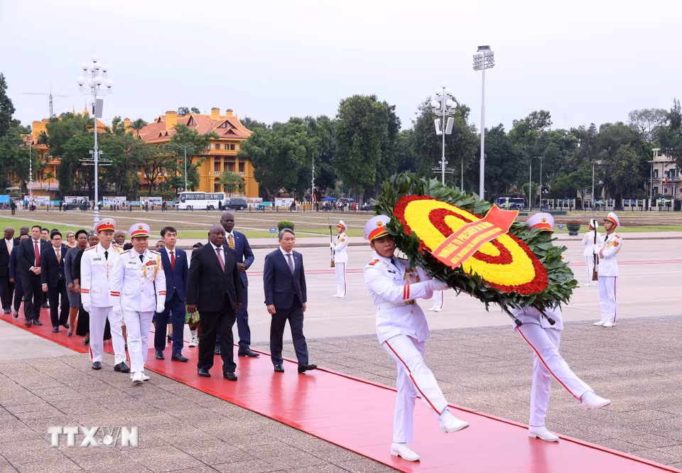 Tổng thống nước Cộng hòa Nam Phi Matamela Cyril Ramaphosa đặt hoa, vào Lăng viếng Chủ tịch Hồ Chí Minh. (Ảnh: Văn Điệp/TTXVN)