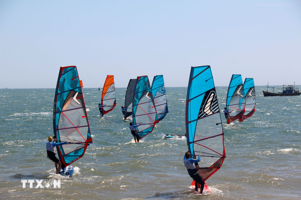 Vận động viên xuất phát thi đấu trên biển tại Giải Lướt ván buồm quốc tế Fun Cup 2025. (Ảnh: Nguyễn Thanh/TTXVN)