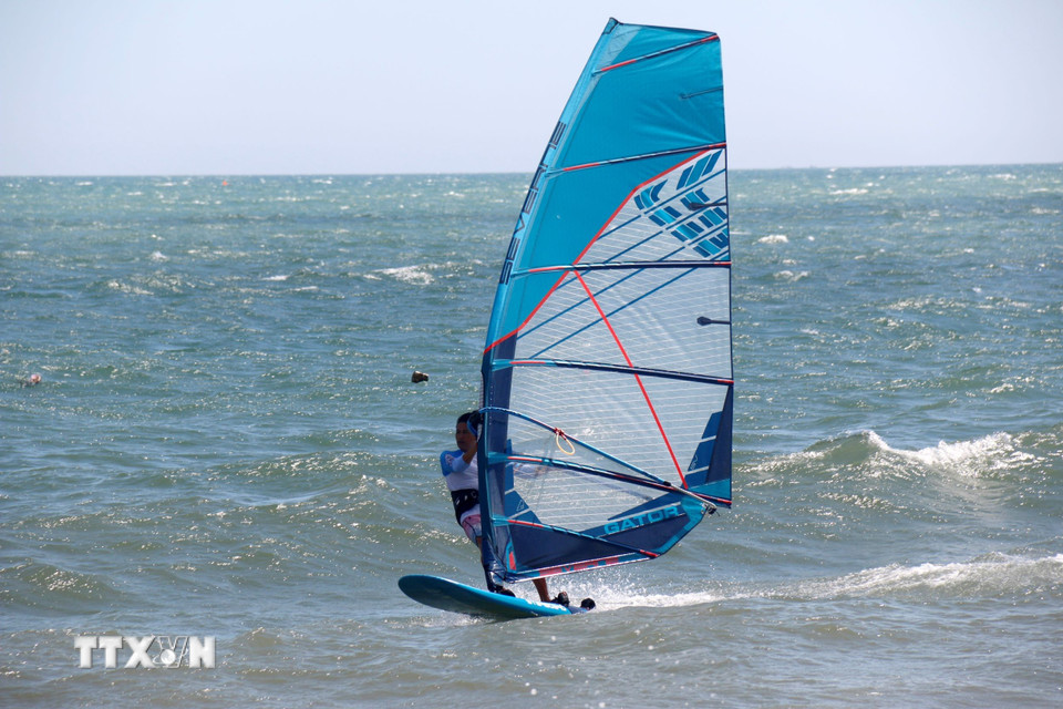 Vận động viên bức tốc về đích tại Giải Lướt ván buồm quốc tế Fun Cup 2025. (Ảnh: Nguyễn Thanh/TTXVN)