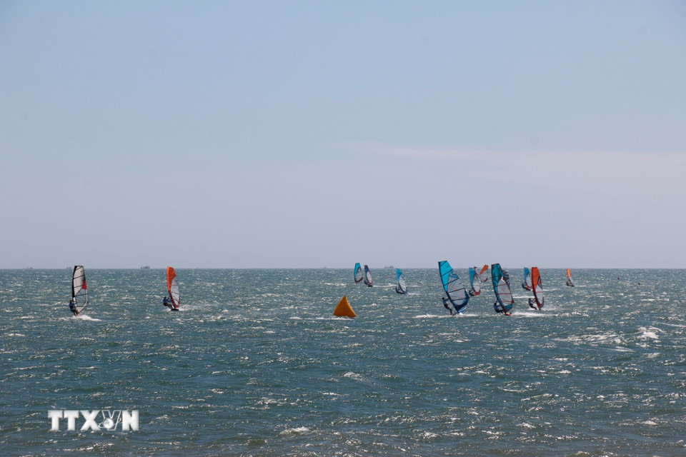 Vận động viên thi đấu trên biển tại Giải Lướt ván buồm quốc tế Fun Cup 2025. (Ảnh: Nguyễn Thanh/TTXVN)