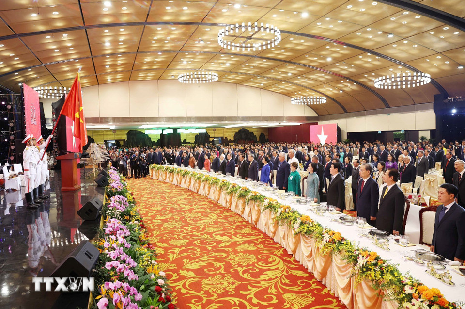 Tổng Bí thư Tô Lâm và Phu nhân cùng các đồng chí lãnh đạo, nguyên lãnh đạo Đảng, Nhà nước, khách quốc tế và các đại biểu thực hiện nghi lễ chào cờ. (Ảnh: Thống Nhất/TTXVN)