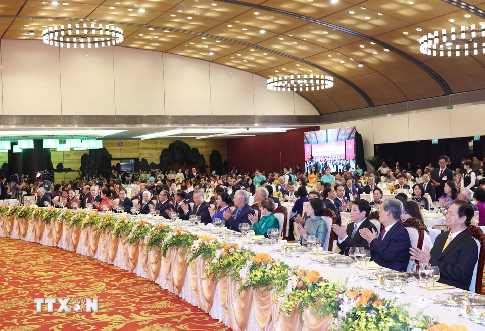 Tổng Bí thư Tô Lâm và Phu nhân cùng các đồng chí lãnh đạo, nguyên lãnh đạo Đảng, Nhà nước, khách quốc tế và các đại biểu dự chiêu đãi trọng thể. (Ảnh: Thống Nhất/TTXVN)