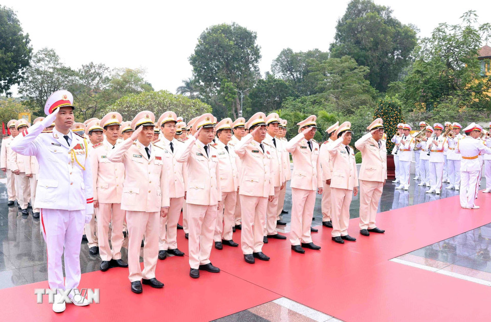Đoàn đại biểu Đảng ủy Công an Trung ương - Bộ Công an tưởng niệm các Anh hùng liệt sỹ. (Ảnh: Phạm Kiên/TTXVN)