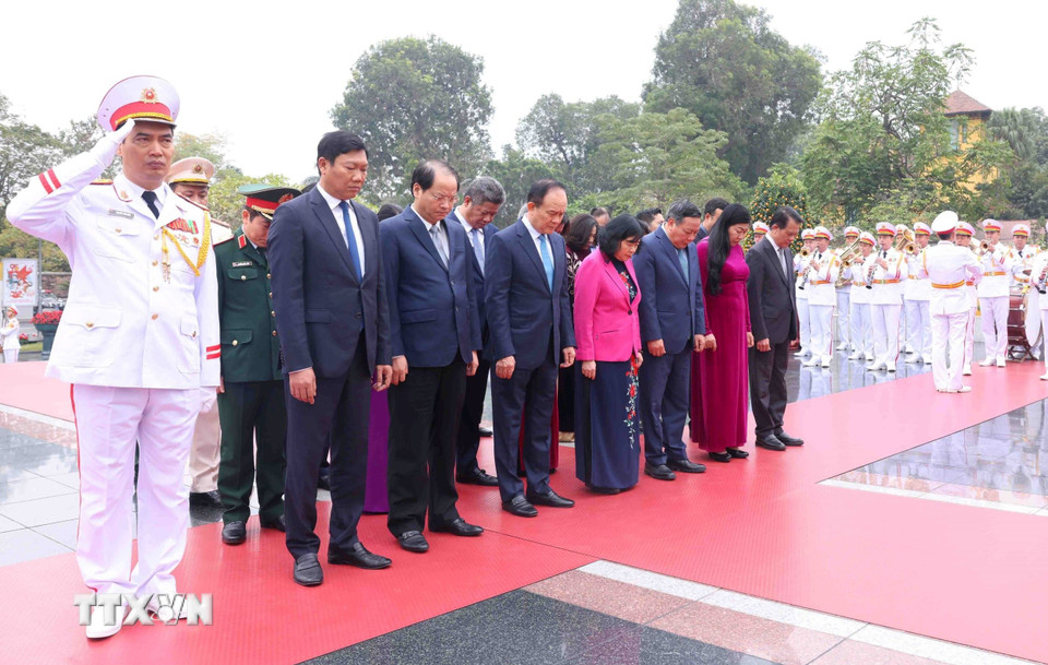 Đoàn đại biểu Thành uỷ, Hội đồng Nhân dân, Ủy ban Nhân dân, Mặt trận Tổ quốc Việt Nam thành phố Hà Nội tưởng niệm các Anh hùng liệt sỹ. (Ảnh: Phạm Kiên/TTXVN)