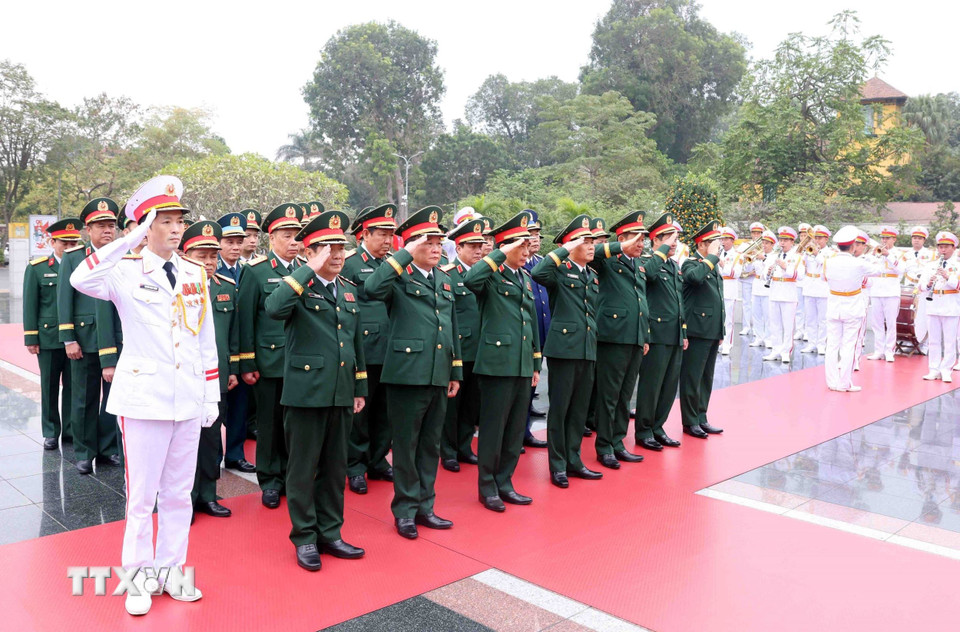Đoàn đại biểu Quân ủy Trung ương-Bộ Quốc phòng tưởng niệm các Anh hùng liệt sỹ. (Ảnh: Phạm Kiên/TTXVN)