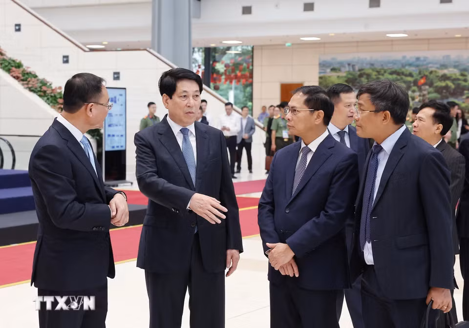 Chủ tịch nước Lương Cường đến kiểm tra công tác chuẩn bị và tổng duyệt Lễ mở ký Công ước Liên hợp quốc về chống tội phạm mạng (Công ước Hà Nội) tại Trung tâm Hội nghị Quốc Gia (Mỹ Đình, Hà Nội). (Ảnh: TTXVN)