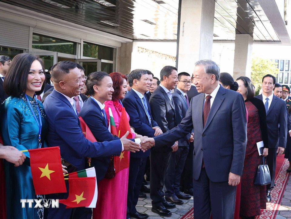 Tổng Bí thư Tô Lâm với cán bộ, nhân viên Đại sứ quán Việt Nam tại Bulgaria. (Ảnh: Thống Nhất/TTXVN)