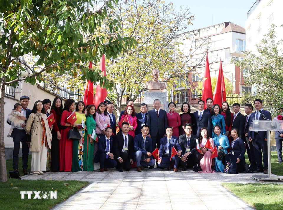 Tổng Bí thư Tô Lâm và Phu nhân chụp ảnh chung với cán bộ, nhân viên Đại sứ quán Việt Nam tại Bulgaria. (Ảnh: Thống Nhất/TTXVN)