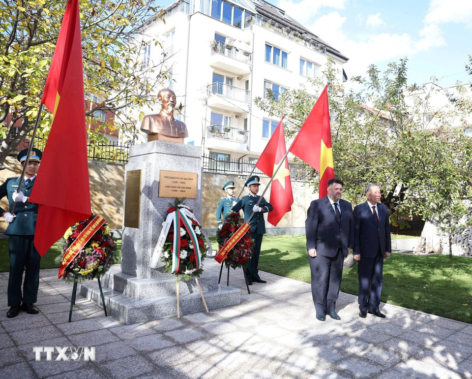 Tổng Bí thư Tô Lâm tại Lễ khánh thành Tượng đài Chủ tịch Hồ Chí Minh trong khuôn viên Đại sứ quán. (Ảnh: Thống Nhất/TTXVN)