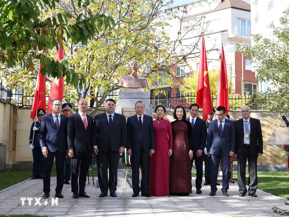 Tổng Bí thư Tô Lâm và Phu nhân cùng các đại biểu. (Ảnh: Thống Nhất/TTXVN)