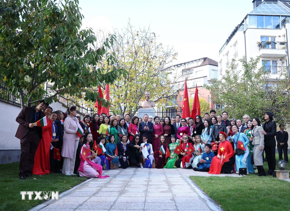 Tổng Bí thư Tô Lâm và Phu nhân chụp ảnh chung với cán bộ, nhân viên Đại sứ quán Việt Nam tại Bulgaria. (Ảnh: Thống Nhất/TTXVN)