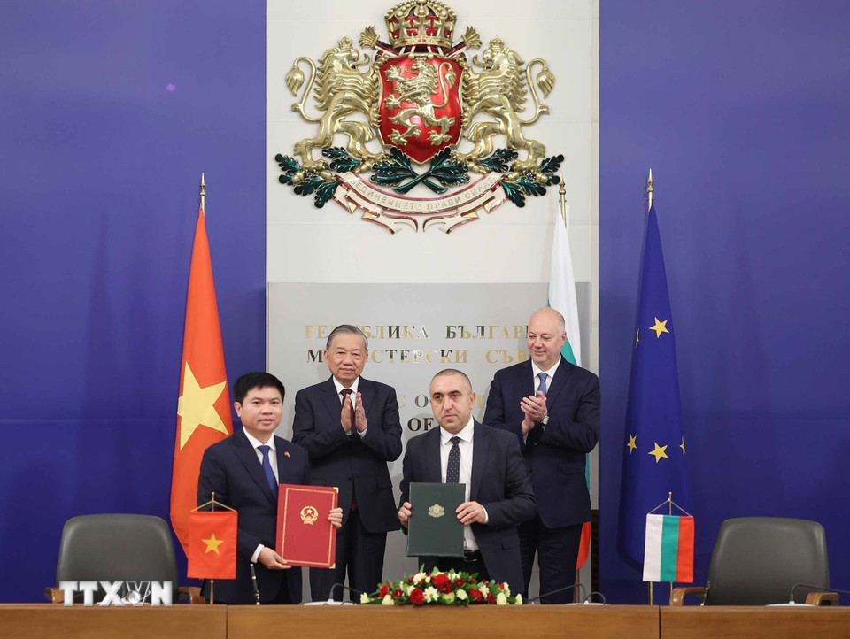 Tổng Bí thư Tô Lâm và Thủ tướng Bulgaria Rosen Zhelyazkov chứng kiến trao Bản ghi nhớ hợp tác hữu nghị giữa tỉnh Phú Thọ của Việt Nam và tỉnh Pernik của Bulgaria. (Ảnh: Thống Nhất/TTXVN)
