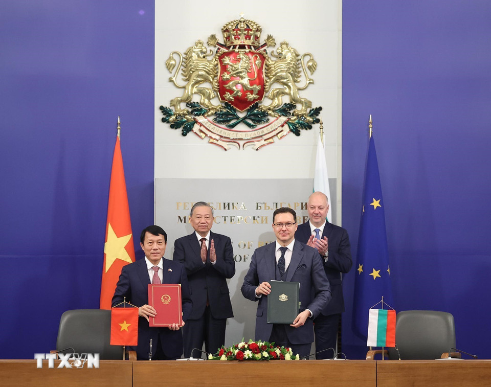 Tổng Bí thư Tô Lâm và Thủ tướng Bulgaria Rosen Zhelyazkov chứng kiến trao Bản ghi nhớ hợp tác giữa Bộ Công an Việt Nam và Bộ Nội vụ Bulgaria trong lĩnh vực an ninh mạng và phòng, chống tội phạm mạng, tội phạm công nghệ cao. (Ảnh: Thống Nhất/TTXVN)